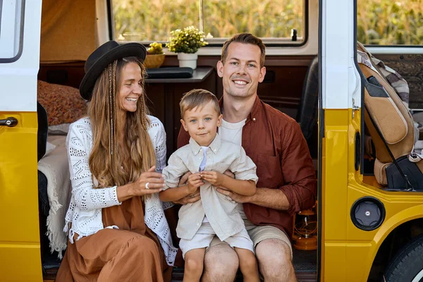 Pareja feliz familia llevar estilo de vida activo, adultos con hijo en mini van —  Fotos de Stock