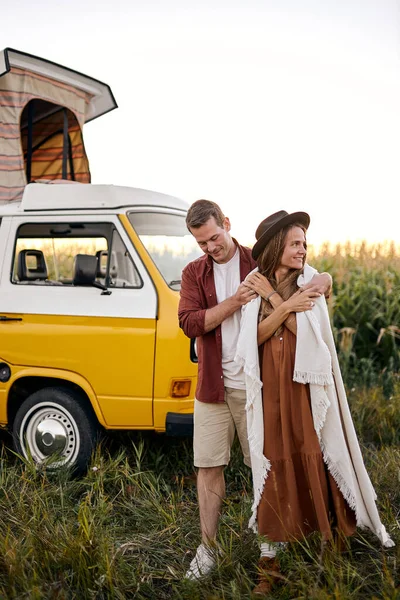 Its getting cold. Smiling relaxed happy Hippie couple on trip in countryside. — Stock Photo, Image