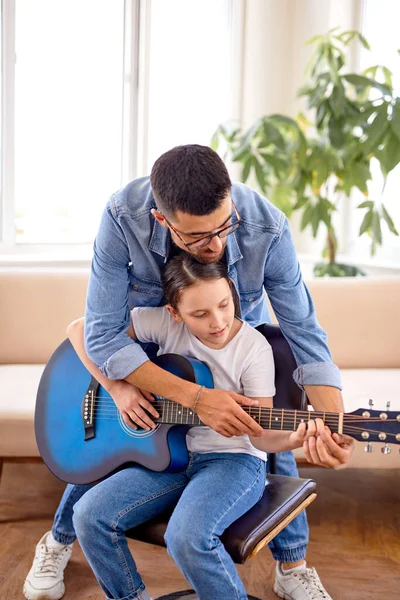 Barbu élégant homme et mignon enfant fille jouer chanson sur guitare instrument — Photo