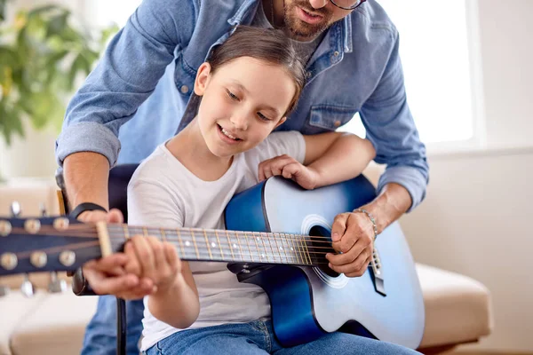 Photo d'adorable jolie fille et l'homme tenir guitare enseignement nouvel accord à la maison — Photo