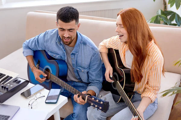 Estás haciendo un gran progreso. Masculino profesor de música dando instrucciones a estudiante hembra —  Fotos de Stock