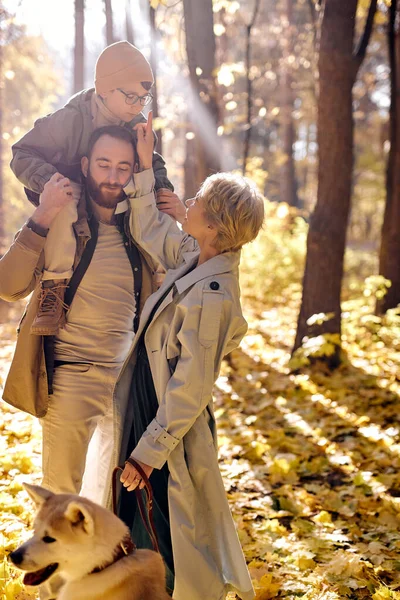 Kaukasische Familie genießt sonnigen Herbstausflug mit Kind und nicht angeleint — Stockfoto