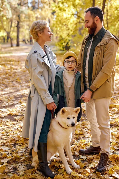 Smiling family spend autumn weekends outdoors, walking together in forest — Stock Photo, Image
