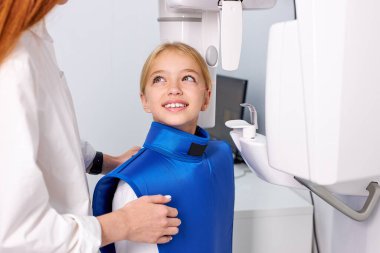 Diş cerrahisinde röntgen, dişçi stomatoloji kliniğinde çocuk.