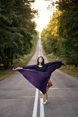 Siyah bedenle dans eden balerin, Pointe Shoes 'ta dans eden kadın balerin.