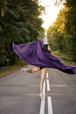 Siyah bedenle atlayan balerin, Pointe Shoes 'da modern balerin.