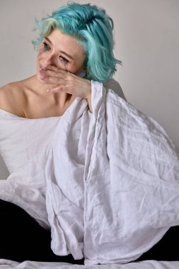 Ne yapsam? Endişeli kadın yatakta oturup ağlıyor, bir şeyler düşünüyor.