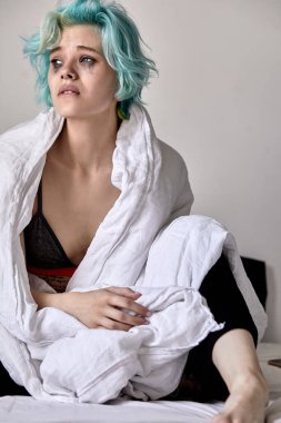 Ne yapsam? Endişeli kadın yatakta oturup ağlıyor, bir şeyler düşünüyor.