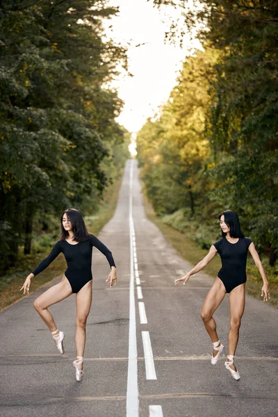 Dvě mladé krásné dvojče sestra tanec balet v lese na sobě baletní kostým — Stock fotografie