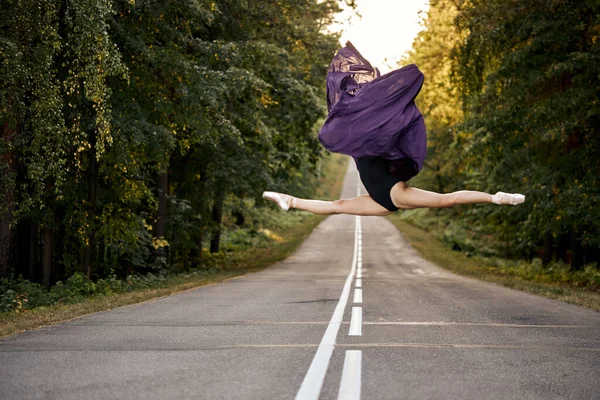 Belle danseuse de ballerine mince sautant dans la ficelle tout en dansant, dans la forêt — Photo