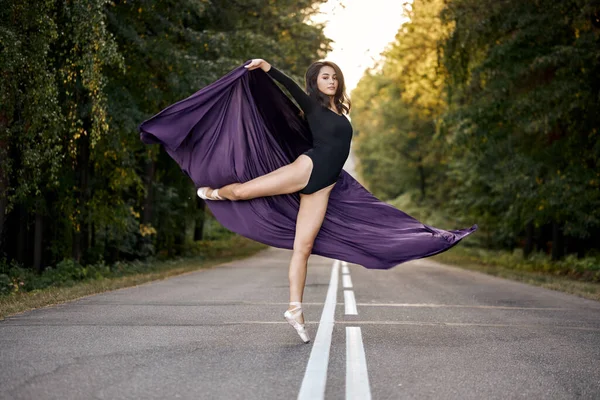 Ballet Jazz Moderne Danse Femme En Plein Air. Active fit ballerine en posture dynamique — Photo