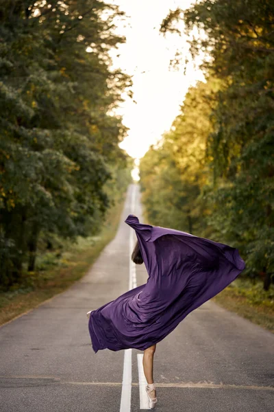 アスリートフィットバレリーナダンス紫色の布で、手でそれを振って — ストック写真