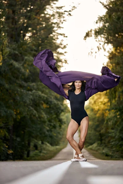 夏日，芭蕾舞女芭蕾舞演员在森林里表演经典芭蕾舞 — 图库照片