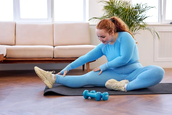 胖女人做伸展运动，在室内锻炼，在家训练. — 图库照片