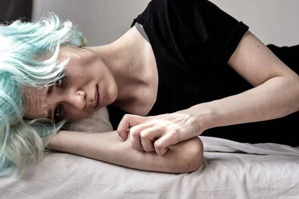 Mujer molesta frustrada por el problema con el trabajo o las relaciones, lyin en la cama —  Fotos de Stock