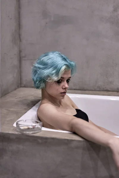 Mujer triste sentarse en la bañera en casa, pensando en los problemas, señora molesta sentirse sola —  Fotos de Stock