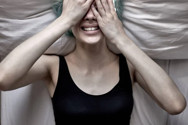 Mujer deprimida trastornada está llorando en lágrimas acostada en la cama en el dormitorio. mujer infeliz —  Fotos de Stock