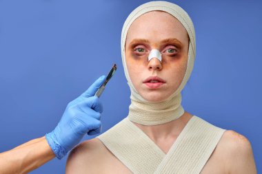 Estetik ameliyattan önce kadın, hastanın yanında enstrümanlı bir doktor kesmiş.