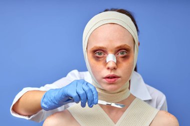 Estetik ameliyattan sonra. Enstrüman kullanarak kadın yüzüne dokunan bir güzellik uzmanı