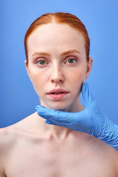 Fiatal csinos nő stúdió portré kék háttérrel. Kozmetológiai koncepció. — Stock Fotó