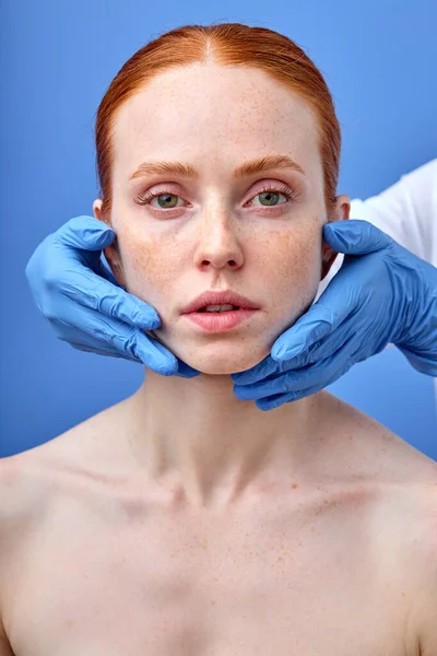 Vonzó nő a kozmetikai teszten. Orvosi kesztyű. Kozmetológiai klinika kezelése. — Stock Fotó