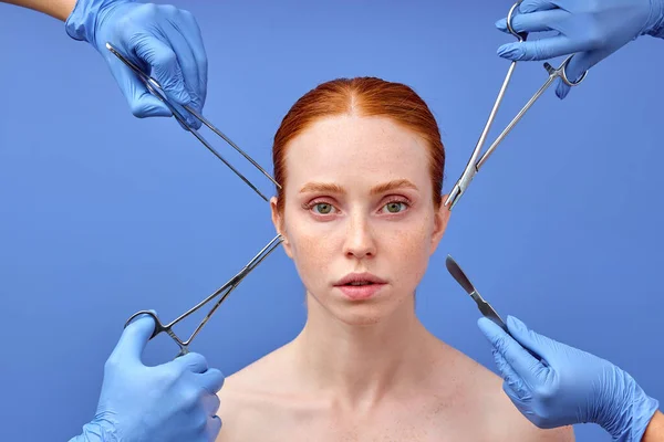 Magabiztos nő vörös haj néz kamera gondolkodás műtét folyamata. — Stock Fotó