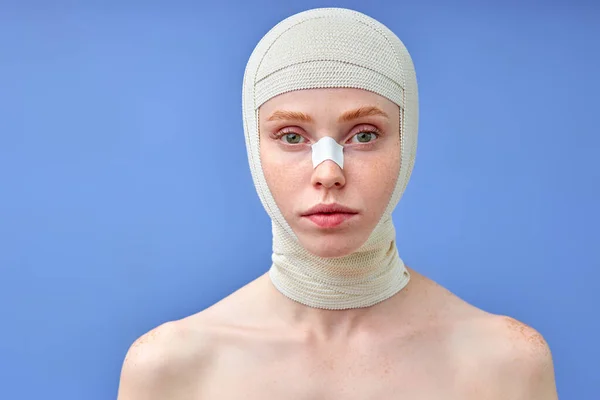 Fashionabla porträtt av ung vacker kvinna i bandage på en isolerad bakgrund. — Stockfoto