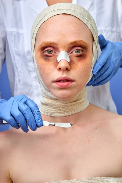 Hudkontroll efter plastikkirurgi. Vackrare röra kvinna ansikte, med medicinska instrument — Stockfoto
