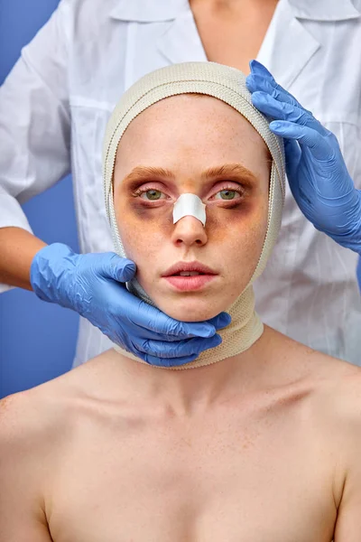 Sjuk hona med inflammerad blåslagen hud efter framgångsrik operation, hudkontroll — Stockfoto