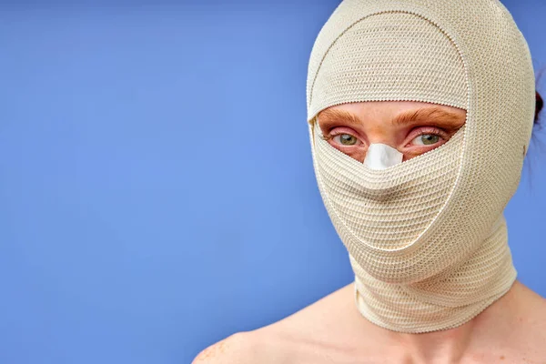 Närbild porträtt av attraktiv ung kvinna med bandage huvud tittar på kameran — Stockfoto