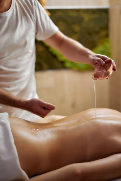 Ароматерапія масажною терапією з використанням масажного масла або лосьйону, ефірні олії для жінки — стокове фото