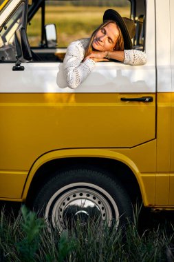 Sakin Melankolik Kadın, Van penceresine yaslandı Yaz akşamında dinleniyor