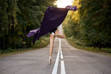 Yakışıklı, çekici, genç, zarif balerin profesyonel olarak bale yapıyor.