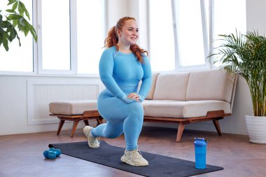 Şişman kızıl saçlı kadın Mat 'e saldırıyor, spor yapıyor, evinde.