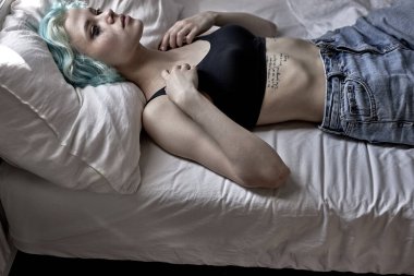 Depresyondaki kadın yatakta yalnız yatar. Korkuyor ya da depresyona giriyor. Uykusuzluk çekiyor.