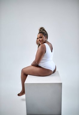 Beyaz arka planda, siyah, utangaç kadın portresi.