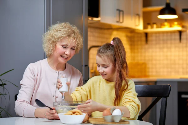 Ευτυχισμένες δύο γενιές της καυκάσιας οικογένειας στην κουζίνα μαγειρεύουν νόστιμο πρωινό μαζί — Φωτογραφία Αρχείου