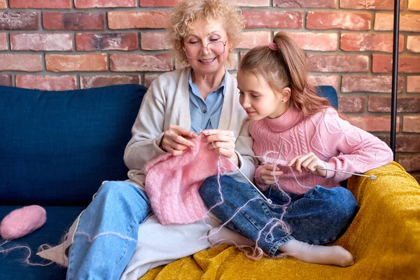 Blanke multi-generatie familie breien. Senior vrouw en kind meisje — Stockfoto