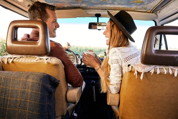 Coppia allegra godendo di un viaggio in macchina. Sorridente uomo e donna parlando durante la guida retro van — Foto Stock