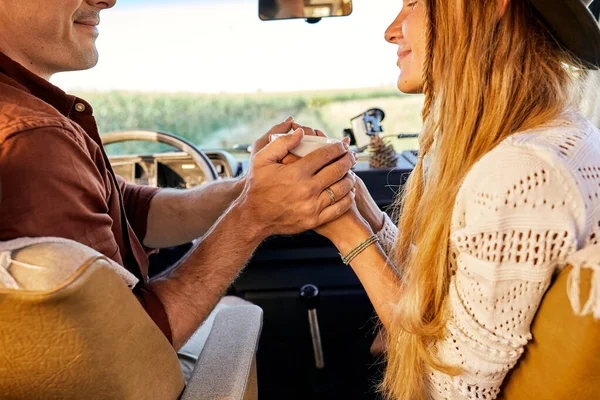 Vista trasera de la encantadora pareja joven sentada en la vieja camioneta clásica vintage, tiempo romántico. —  Fotos de Stock