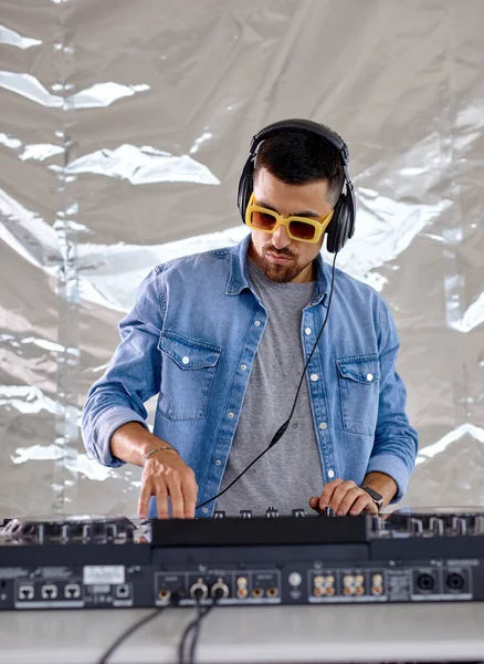 Young male DJ playing music in studio, caucasian man in casual wear perform club music — Stock Photo, Image