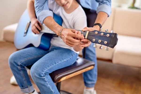 Recadré adolescent fille obtenir des leçons de guitare par beau gars, montrant comment jouer — Photo