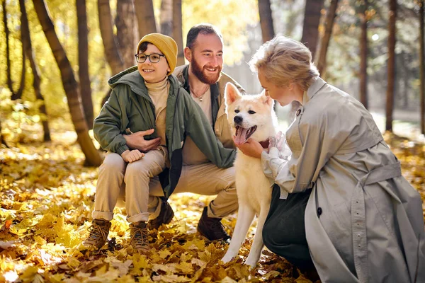 Familia positiva pasar vacaciones en el parque, caminar, divertirse, regocijarse, sonreír — Foto de Stock