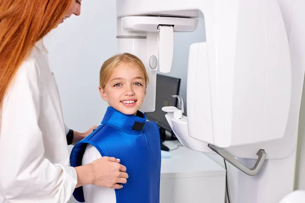 Barn flicka patient gör panoramatänder röntgen ortopantomografi på kliniken — Stockfoto
