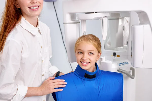 Tandläkare kommer att undersöka en röntgen av vackra barn flicka tänder på kliniken — Stockfoto