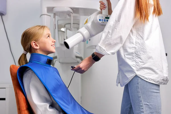 Dziecko dziewczyna pacjent będzie zrobić panoramiczne zęby rentgenowskie w klinice dentystycznej — Zdjęcie stockowe