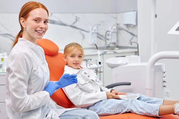 Kvinnlig tandläkare bär blå handskar innan bota tänder hålighet, karies behandling — Stockfoto