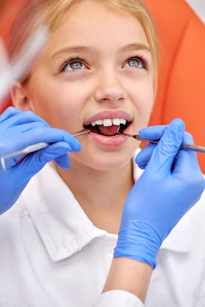 Красива біла дитина, що відвідує стоматолога, лікар робить огляд зубів — стокове фото