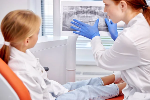 Tandläkare som visar orala röntgenundersökningar oral röntgenundersökning för barn patient, tandvårdsklinik — Stockfoto