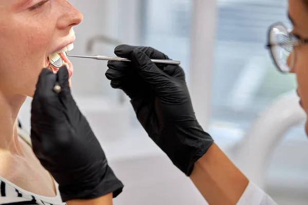 Η χαρούμενη κοκκινομάλλα εξετάζεται από τον οδοντίατρο στην οδοντιατρική κλινική.. — Φωτογραφία Αρχείου